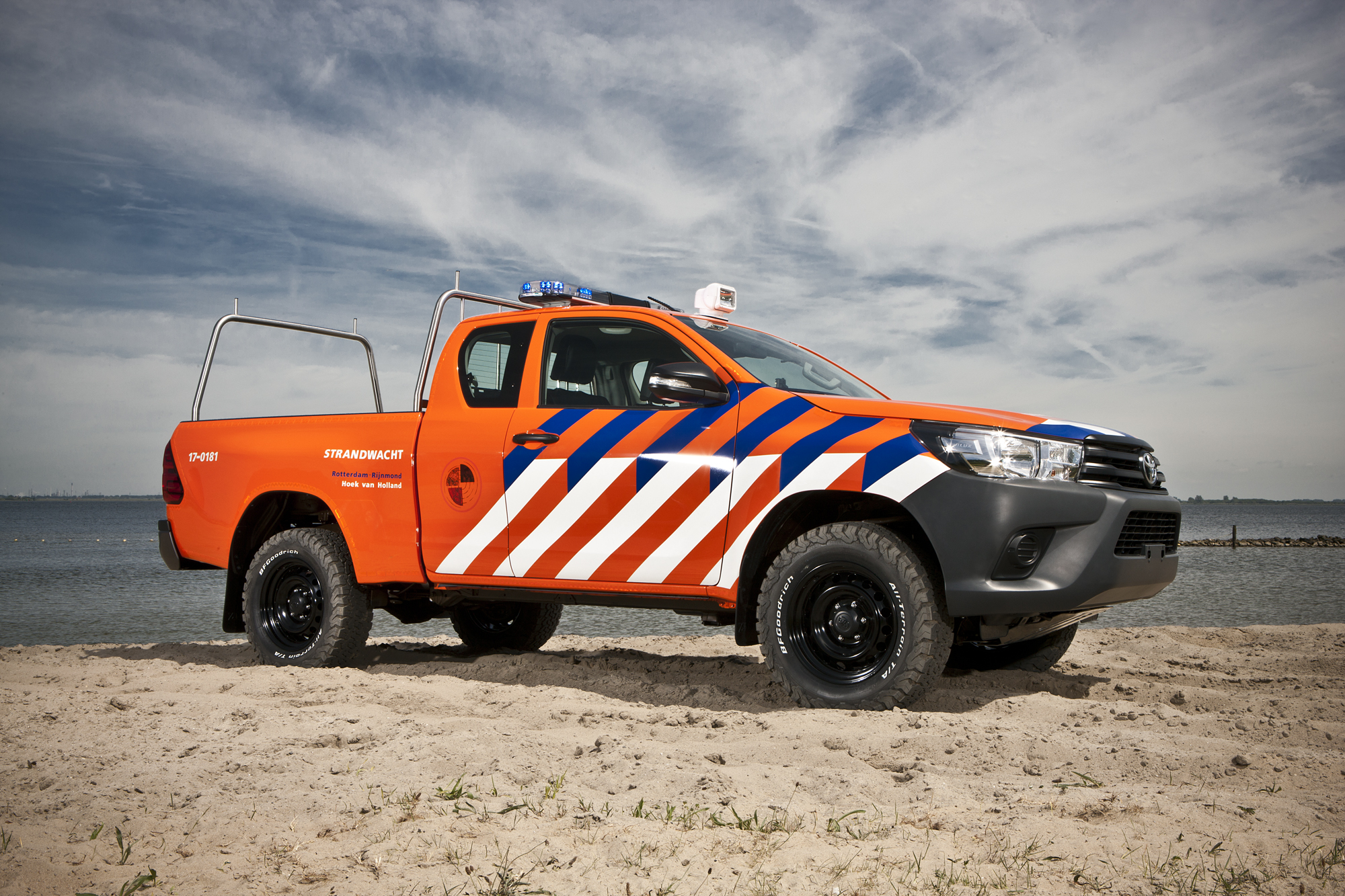 Reddingsbrigade Toyota Hilux met opvallende oranje kleur en striping